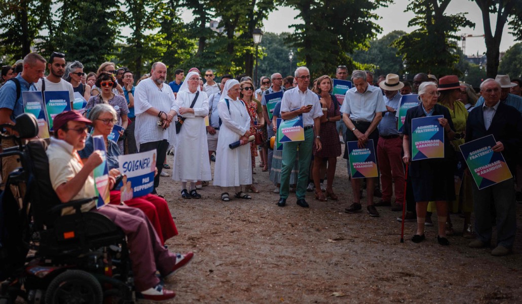 Protesta contra la ley que legaliza la eutanasia.