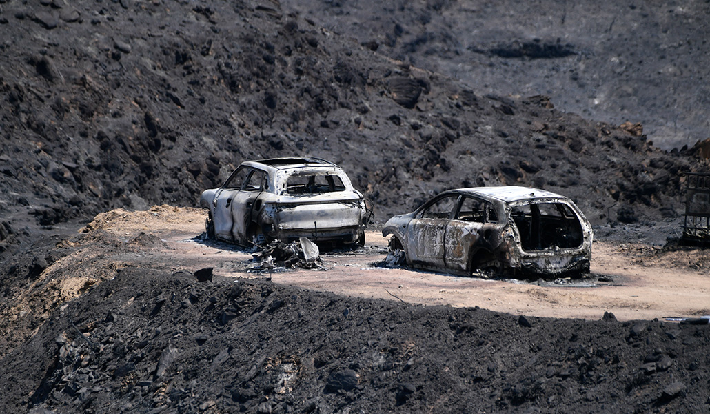 Varios vehículos calcinados en el incendio forestal, a 10 de julio de 2026, en Los Gallardos, Almería, Andalucía (España).