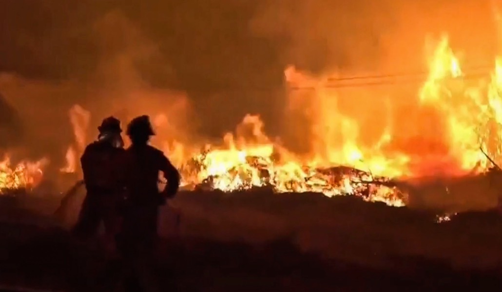 Labores de extinción del incendio en las inmediaciones de Sotillo de la Adrada.