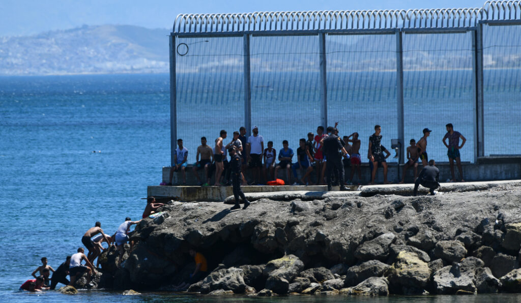 Inmigrantes intentando acceder a Ceuta.