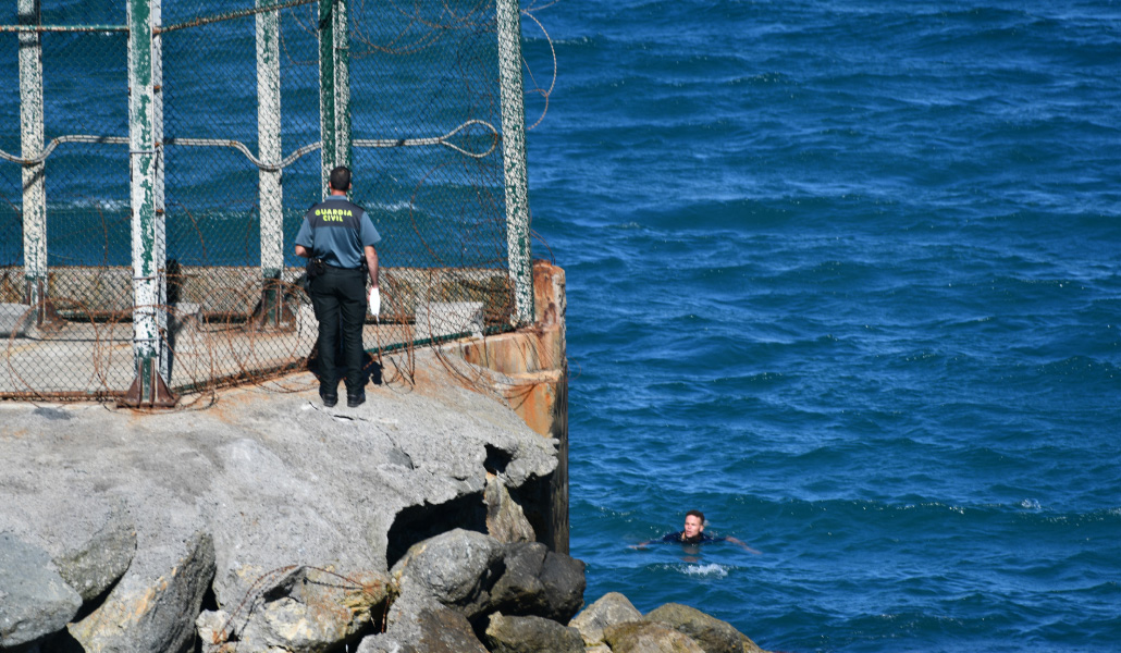 Un inmigrante intenta entrar en Ceuta por la playa de Benzú.