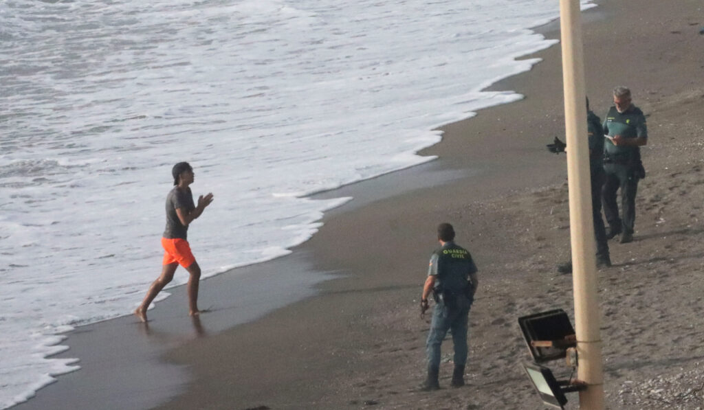 Migrante en la playa del Tarajal.