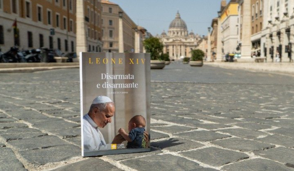 Simulación del libro en una calle de Roma