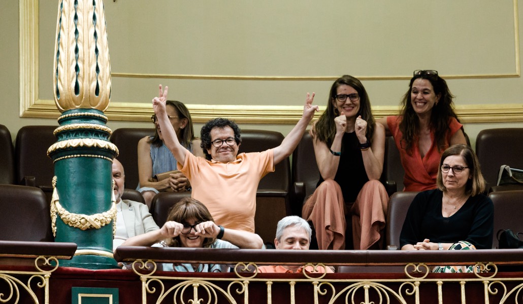 Alegría entre el público presente en la sesión del Congreso durante la aprobación de la reforma de la dependencia.