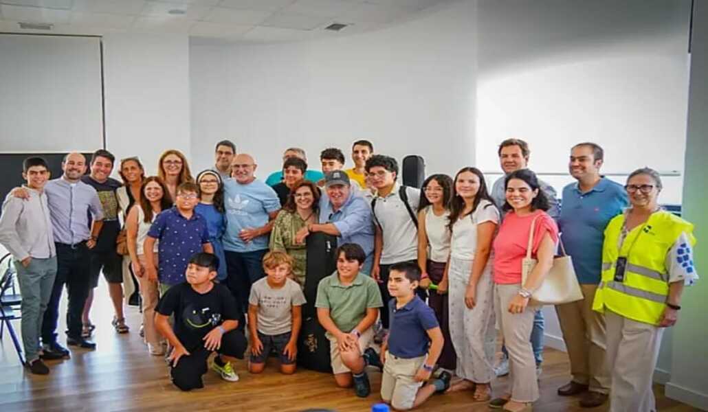 El sacerdote y Luis de la Fuente con los evacuados que han acudido a la Misa.