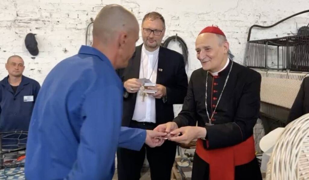 Zuppi con prisioneros rusos de la colonia penitenciaria de Zakhid-1. Foto: Vatican News.