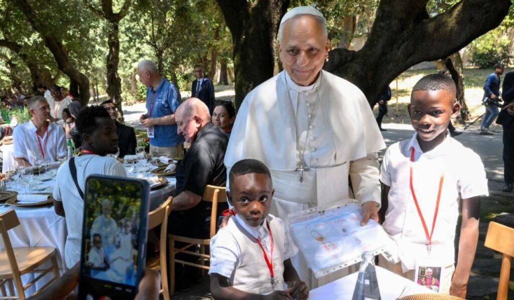 León XIV con los pobres que atiende la diócesis de Roma.