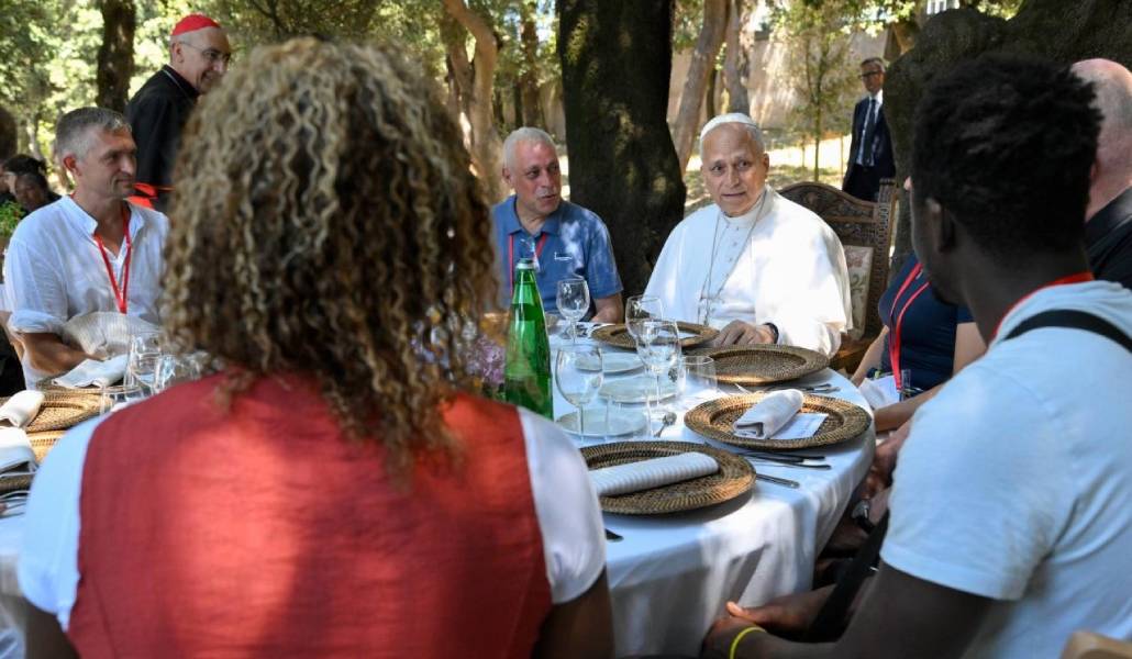 León XIV con los pobres que atiende la diócesis de Roma.
