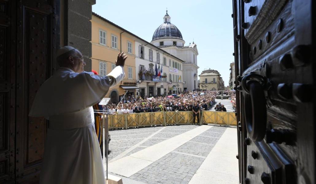 El Papa reza el ángelus en Castel Gandolfo.