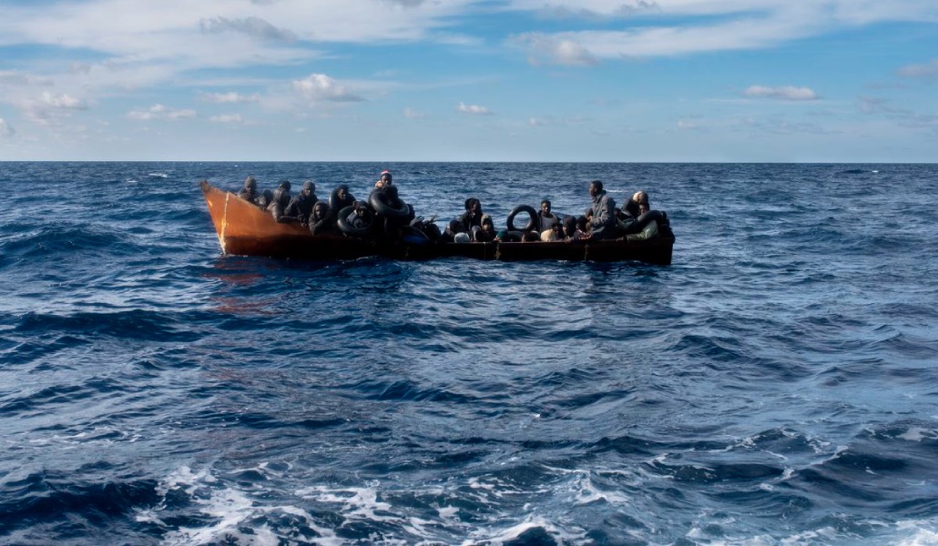 Un cayuco a la deriva en el Atlántico.
