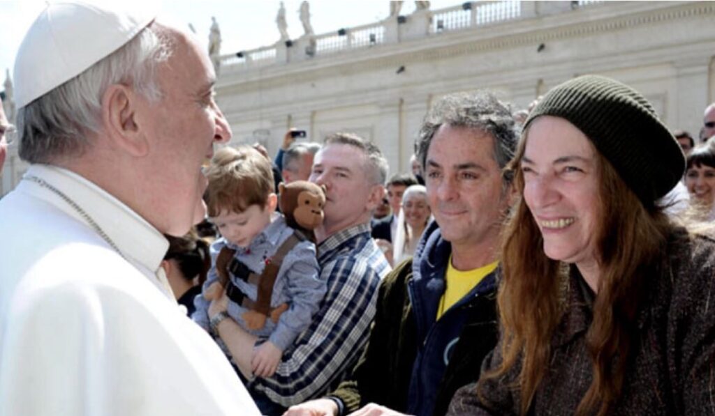 El Papa Francisco con Patti Smith el 12 de abril de 2013.