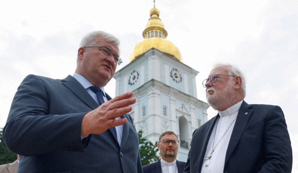 El ministro de Exteriores de Ucrania con el del Vaticano con la catedral de San Miguel de Kiev de fondo.