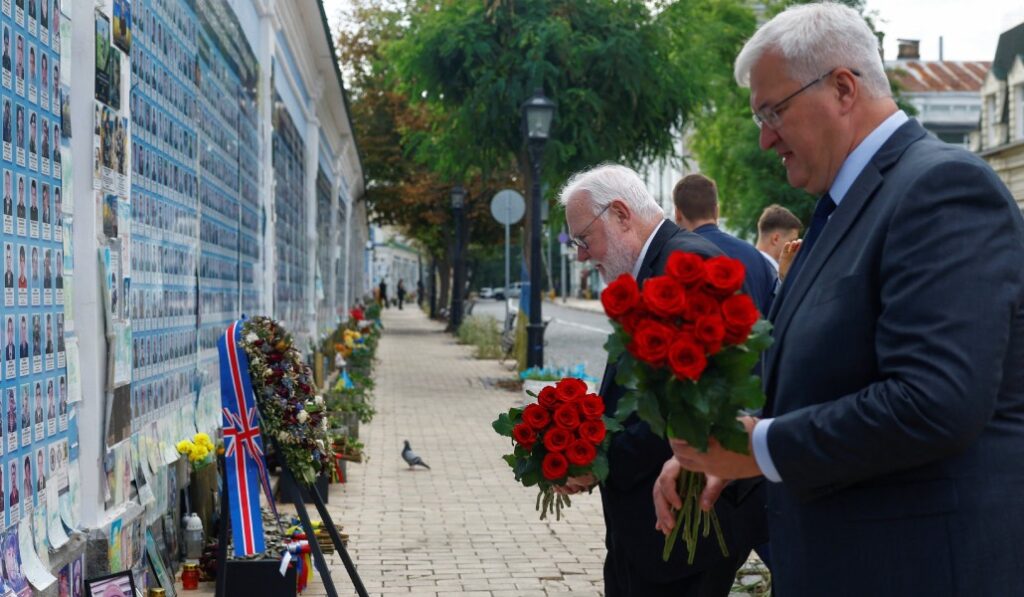 Gallagher ha puesto flores con el ministro de Exteriores Andrii Sybiha en el muro en memoria de los defensores fallecidos por Ucrania a la salida de la catedral de San Miguel de Kiev.