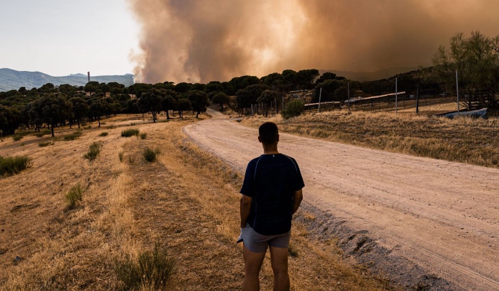 Una persona observa la evolución del fuego en la localidad madrileña de San Martín de Valdeiglesias.