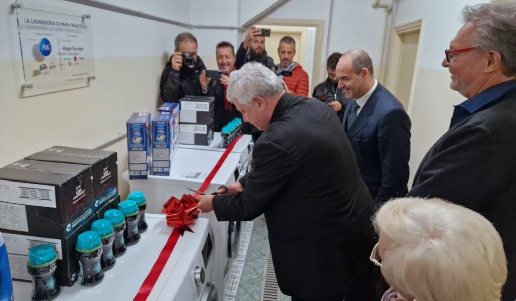 El antiguo limosnero apostólico, Konrad Krajewski, también inauguró en 2023 dos lavanderías para personas sin hogar gestionadas por la Comunidad de Sant'Egidio.