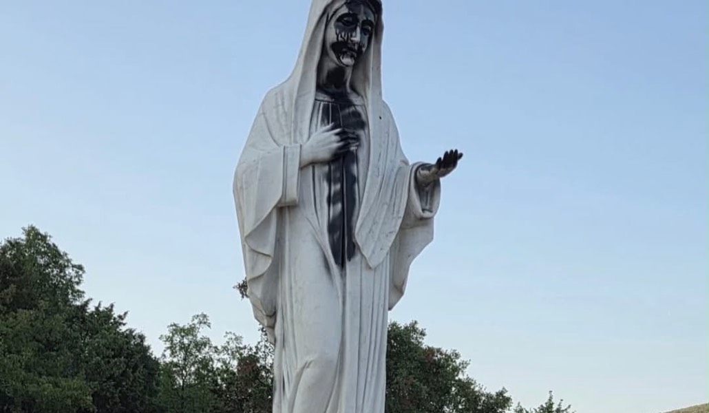 La imagen de la Virgen profanada en Medjugorje.