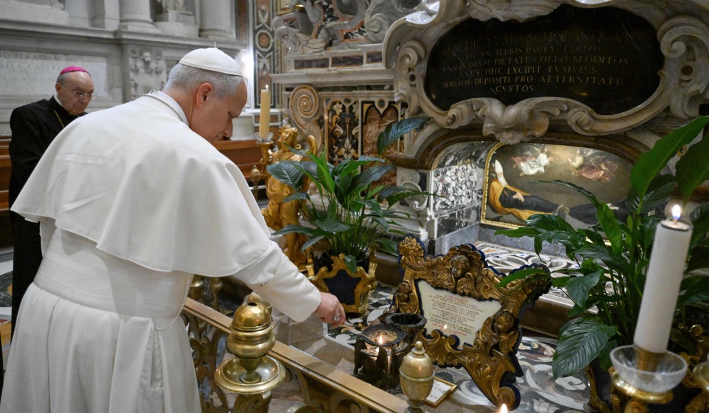 El Papa ante la tumba de san Benito.