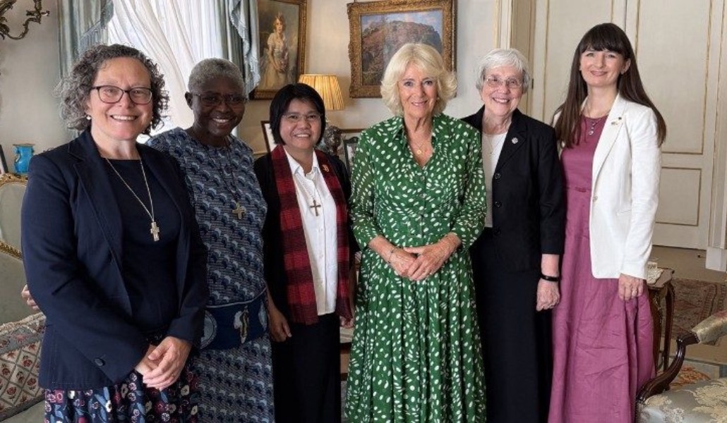 La reina Camila con las religiosas de la UISG.