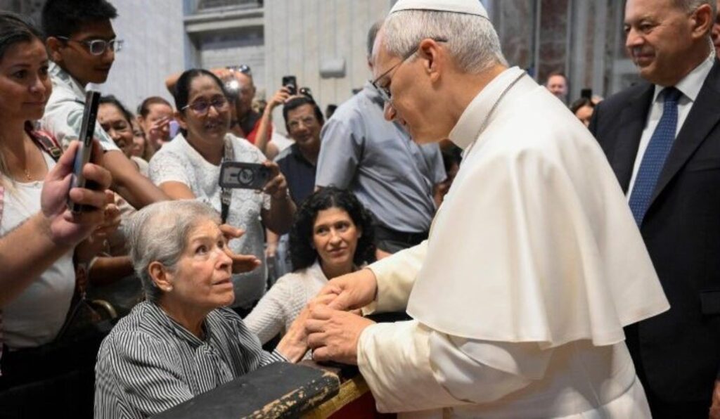 León XIV ha saludado a los fieles mientras entraba en la basílica.