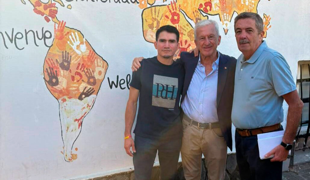 Carlos Méndez, a la izquierda, scalabriniano del Centro San Antonio. En el centro, Manuel Bretón, presidente de Cáritas Española y Fernando Sotomayor.