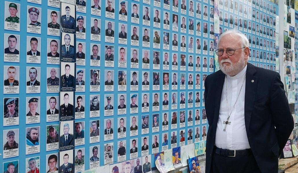 El arzobispo Gallagher durante su visita al Muro del Recuerdo de los Defensores Caídos de Ucrania, ubicado frente a la catedral de San Miguel en Kiev.