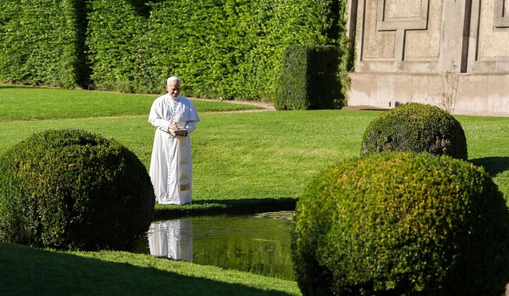 El Papa León XIV en la inauguración del Borgo Laudato si'. Aquí daba de comer a los peces.