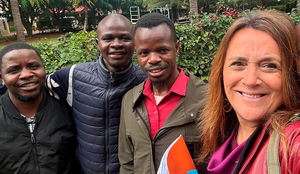 Amparo Alonso con los jóvenes de Kenia que asistieron al curso impartido por la experta.