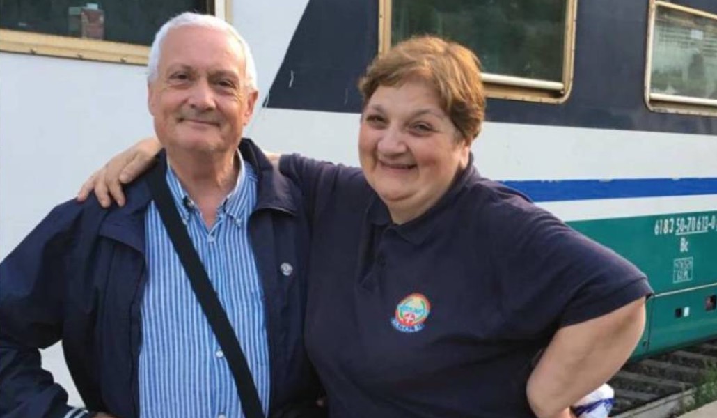 Raco, ya de pie, delante de uno de los trenes que llevan a los enfermos a Lourdes con UNITALSI.