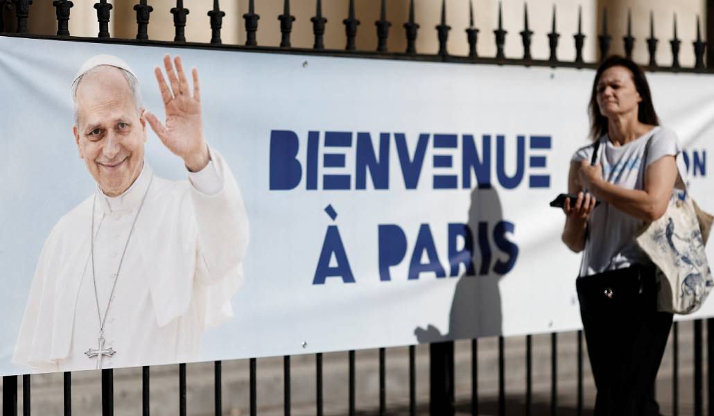 Cartel en una calle de Francias a la espera de la próxima llegada del Papa León XIV. Foto: CNS.