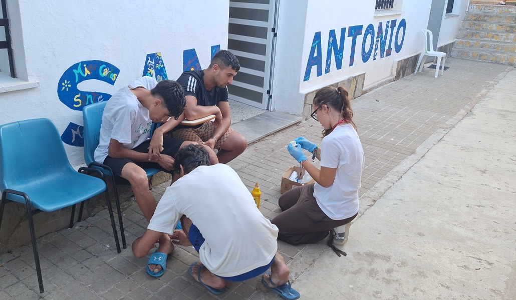 Los voluntarios atienden pequeñas lesiones.