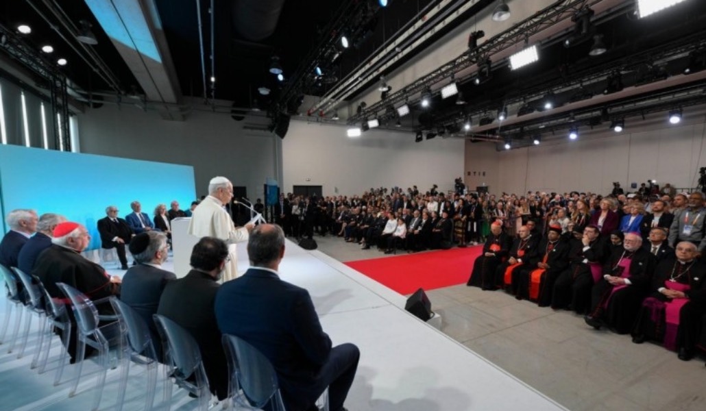 El Papa lee su discurso ante líderes religiosos en el Centro de Congresos Robert Schuman.
