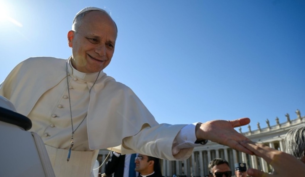 León XIV saluda a los fieles antes de su primera catequesis sobre 'Gaudium et spes'.