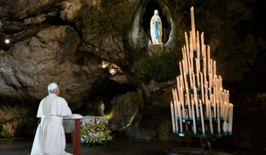 León XIV en oración en la gruta donde se apareció la-Virgen.