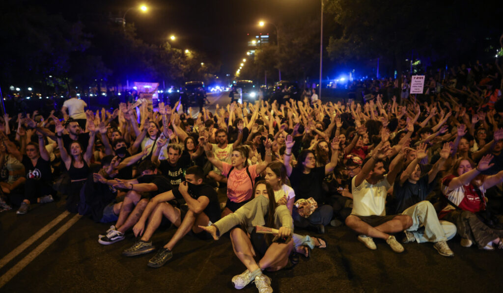 Manifestantes a las puertas de la casa de Maricarmen.