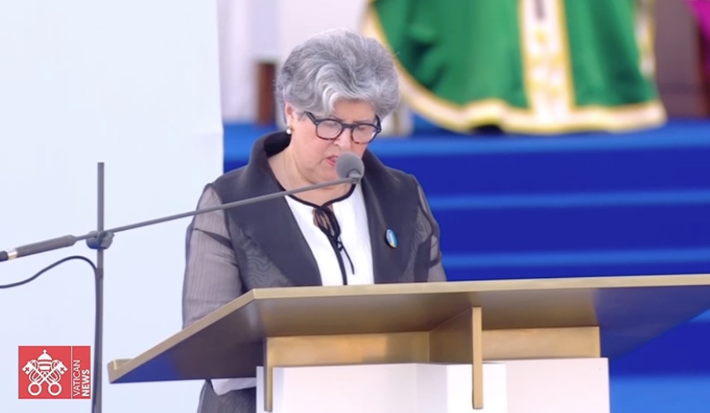 Pinedo leyendo durante la Misa en Lourdes, el domingo.