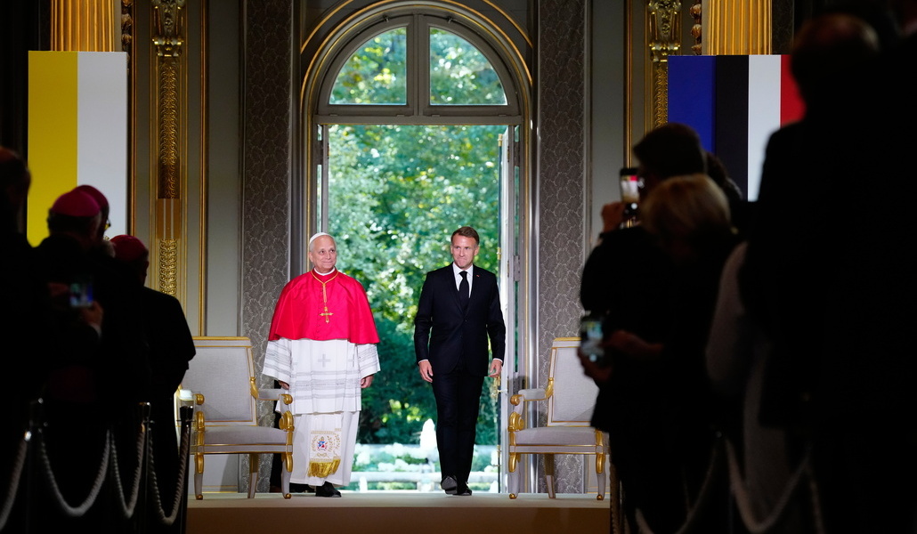 León XIV y Macron llegan al encuentro con las autoridades.