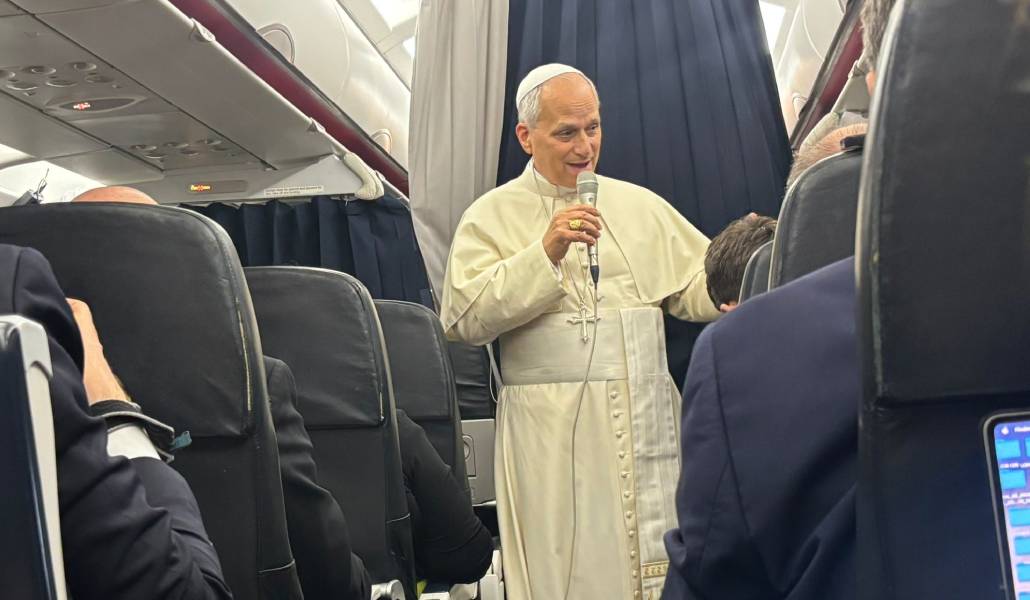 El Papa durante la rueda de prensa en el avión.