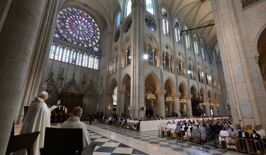 León XIV durante las vísperas en Notre Dame, el 25 de septiembre.