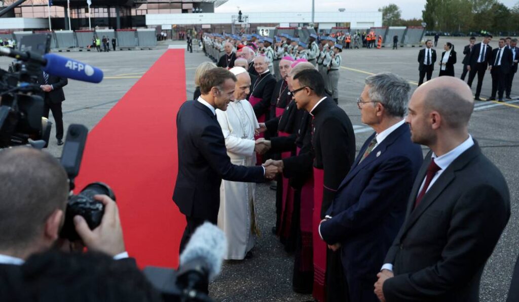 León XIV, acompañado de Macron, se despide de Francia.