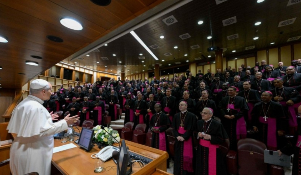 El Papa en su saludo a los nuevos obispos.