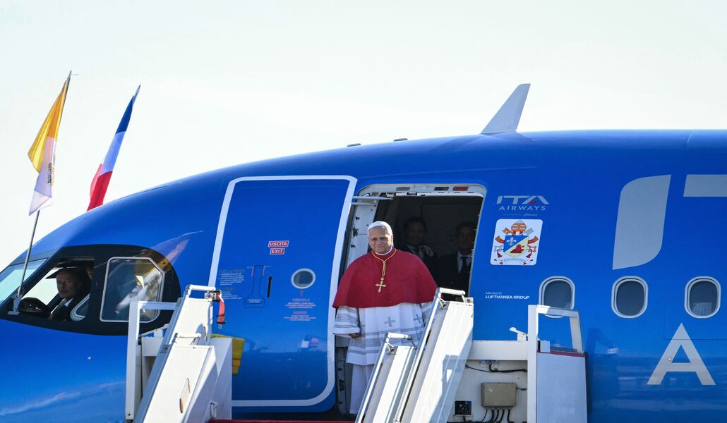 El Papa aterriza en París.