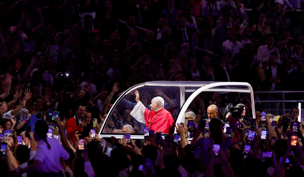 El Papa a su llegada a la vigilia.