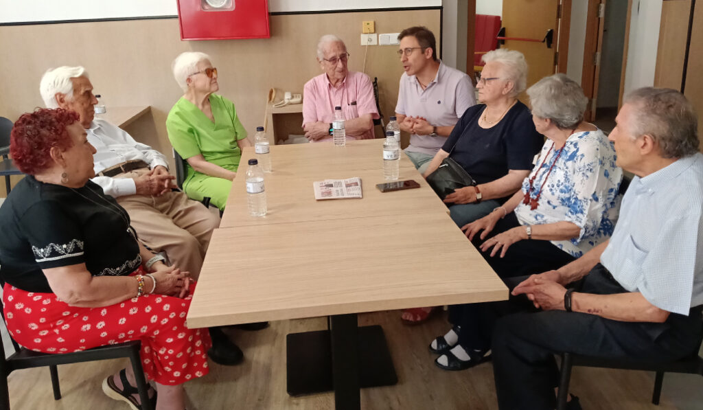 Varios residentes de la residencia charlando con el periodista de 'Alfa y Omega'.
