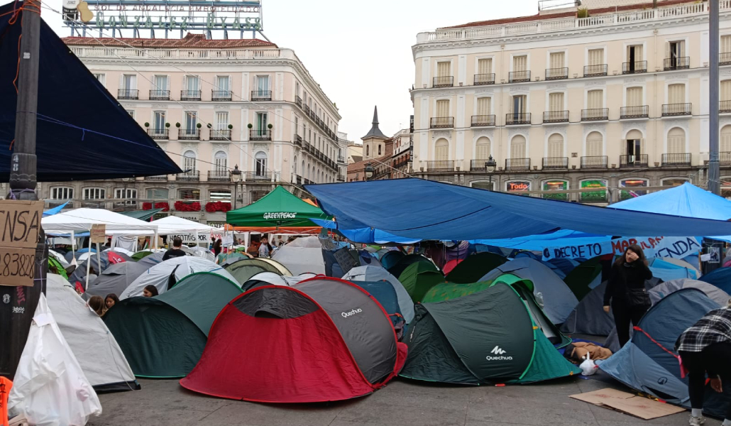 Acampada en Sol para protestar por la situación de la vivienda en España