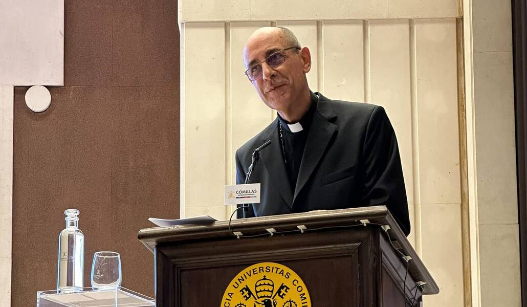 El cardenal Fernández durante la ponencia.