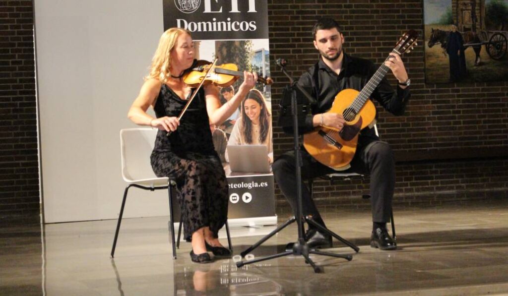 El dúo Komarmúsica ha amenizada la velada.
