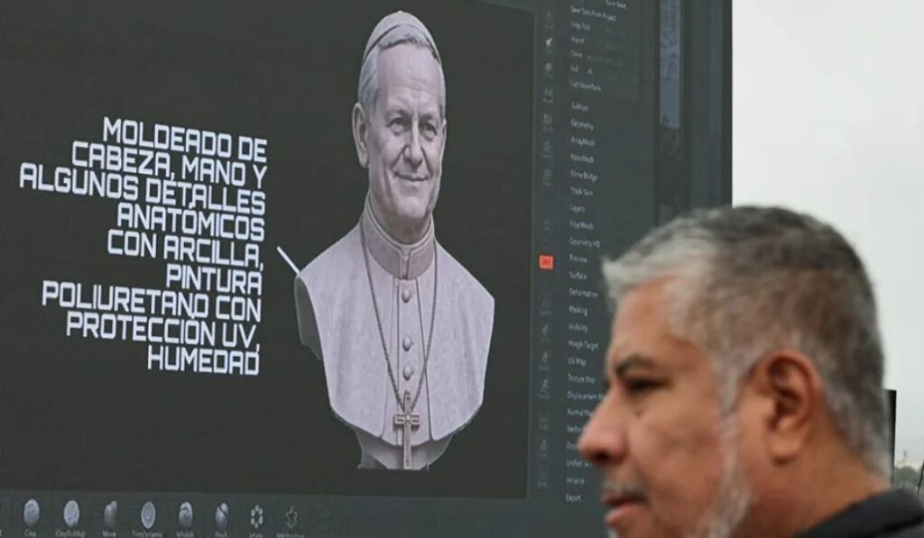Fotografía de una pantalla con algunos detalles de lo que será la estatua del papa León XIV, en Callao (Perú).