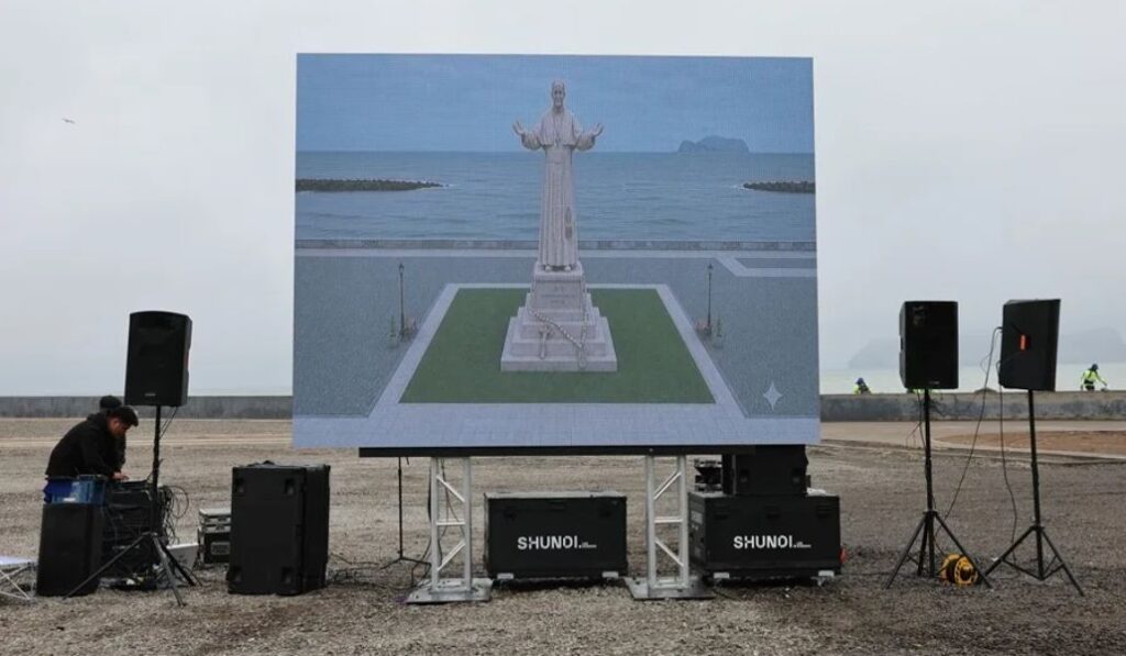 Fotografía que muestra una pantalla con la imagen de lo que será la escultura del papa León XIV, en Callao (Perú).