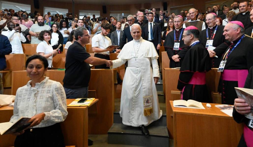 El Santo Padre ingresa en la sala para el encuentro con los miembros de la Asamblea Sinodal Provincial en el Instituto Católico de París este sábado 26 de septiembre de 2026.