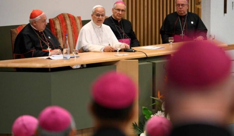 El Papa ha tenido este domingo un encuentro privado con obispos y a las 18:00 horas se reunirá con víctimas.